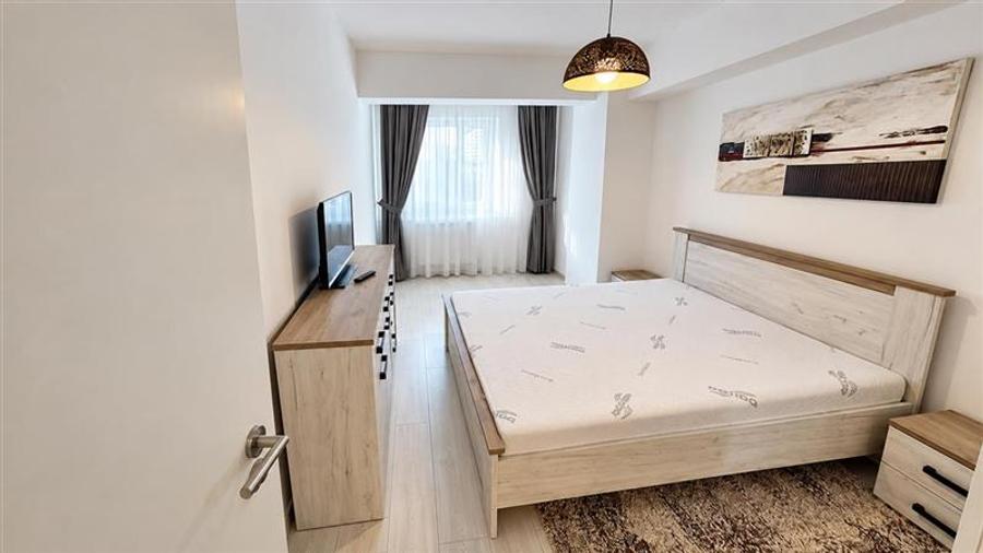 Apartament cu 3 camere decomandat, mobilat în Tractorul