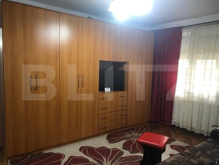 Apartament cu 4 camere semidecomandat, mobilat în Micro 14
