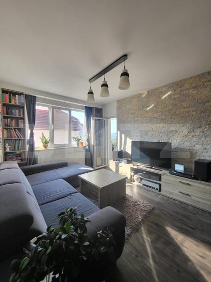 Apartament cu 3 camere semidecomandat, mobilat în Central