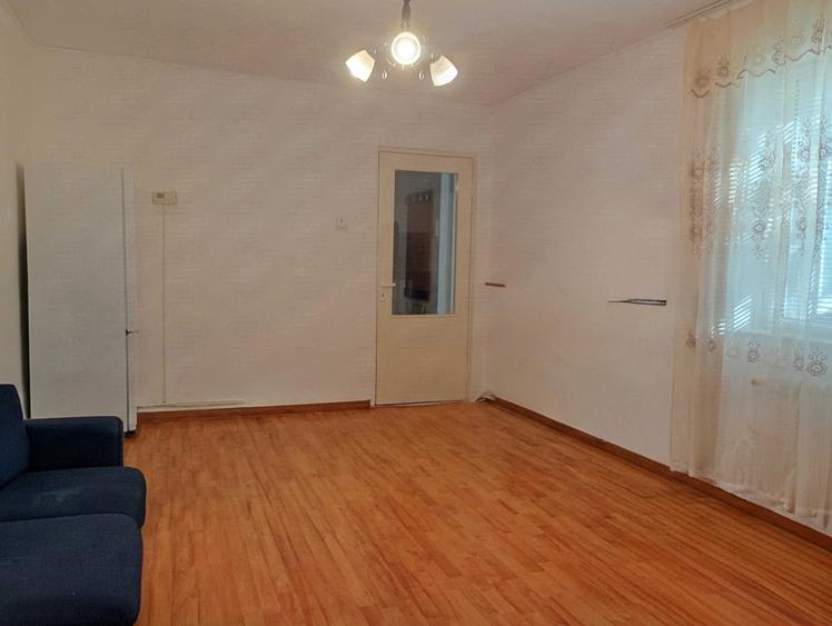 Apartament cu 3 camere semidecomandat în Exterior Vest