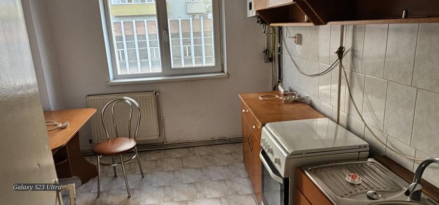 Apartament cu 3 camere nedecomandat în Stana