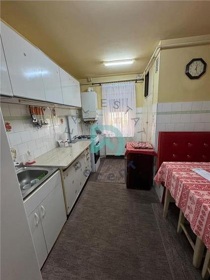 Apartament cu 3 camere decomandat în Astra