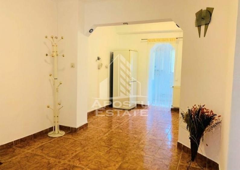 Apartament cu 3 camere decomandat, mobilat în