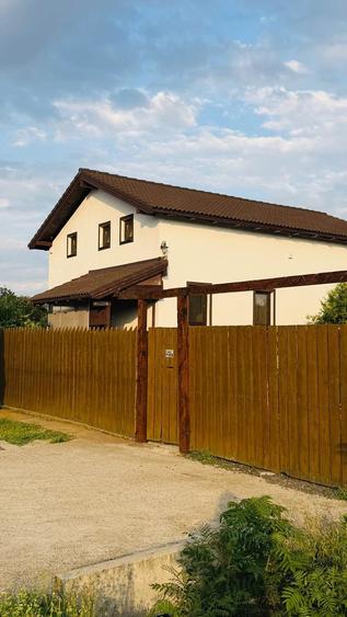 Casă cu Teren 1300 Mp în Parța