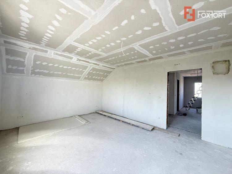 Casă individuală cu 5 camere cu Canalizare în Săcălaz
