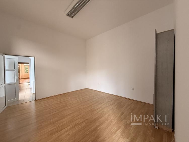 Apartament cu 8 camere decomandat în Central