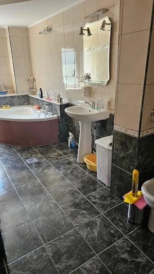 Apartament cu 4 camere decomandat în Găvana