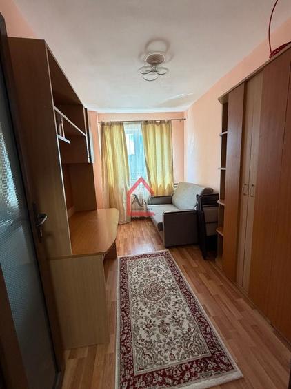 Apartament cu 3 camere decomandat, mobilat în Mircea cel Bătrân