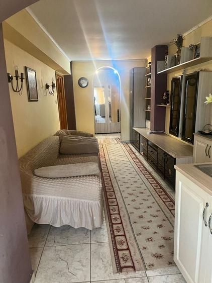 Apartament cu 3 camere decomandat în Crâng
