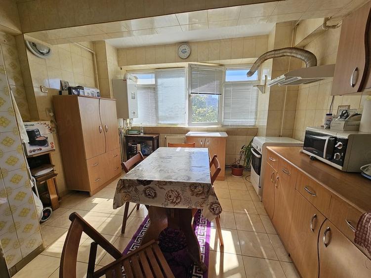 Apartament cu 3 camere decomandat în Bălcescu