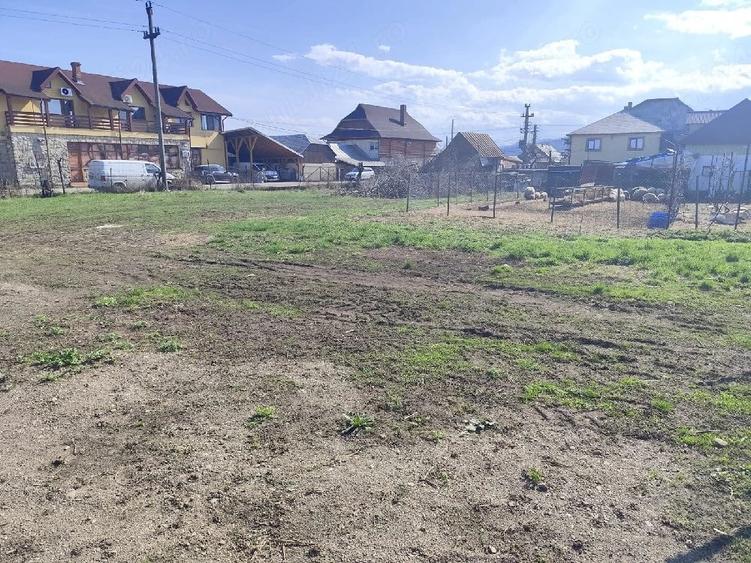 Casă cu Teren 1335 Mp în Săvinești