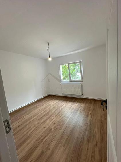 Apartament cu 4 camere decomandat în Filiași