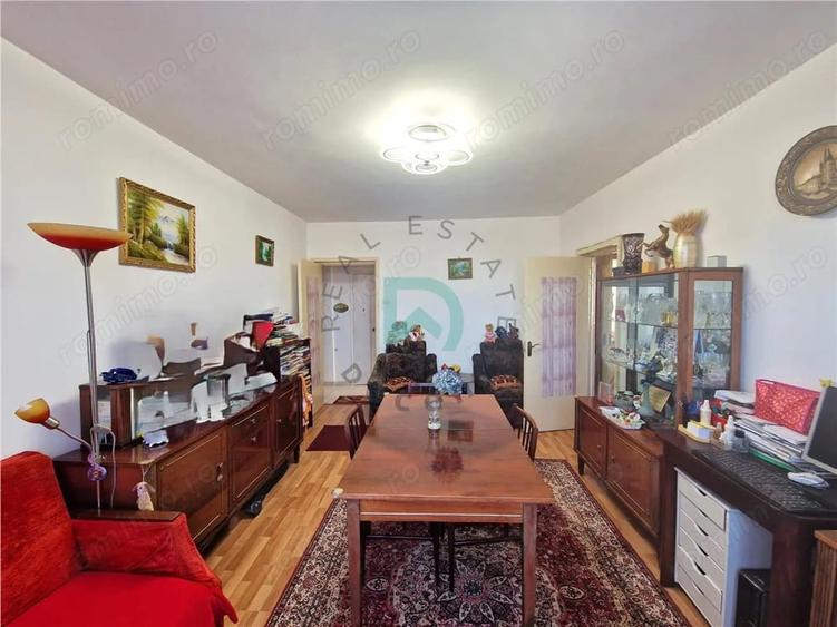 Apartament cu 3 camere decomandat în Astra