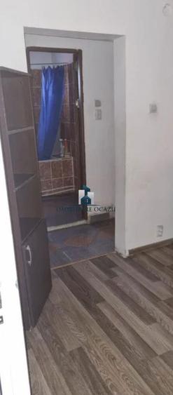 Apartament cu 3 camere semidecomandat în Berceni