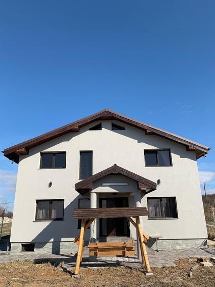 Casă cu 4 camere cu Teren 2000 Mp în Central
