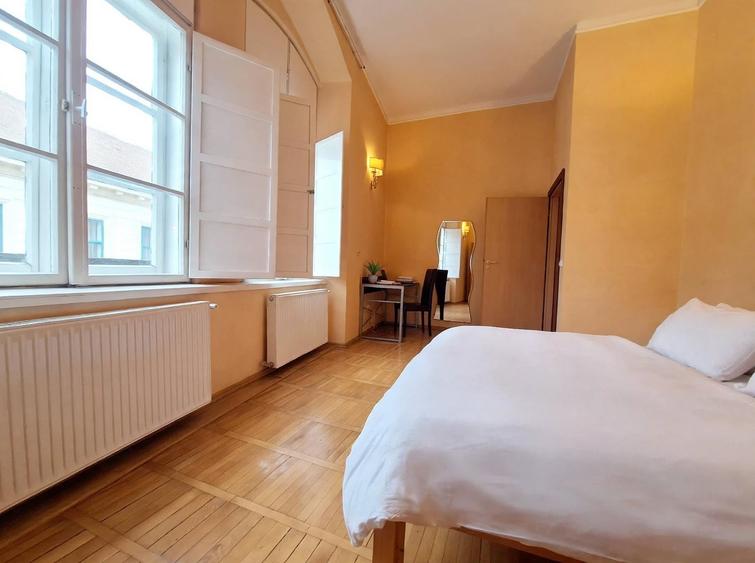 Apartament cu 3 camere semidecomandat, mobilat în Central