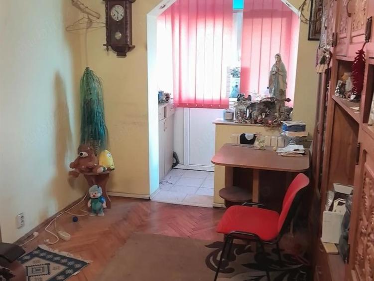 Apartament cu 2 camere semidecomandat în Craiovița Nouă
