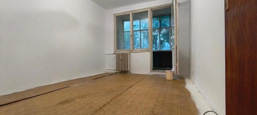 Apartament cu 3 camere semidecomandat în Berceni