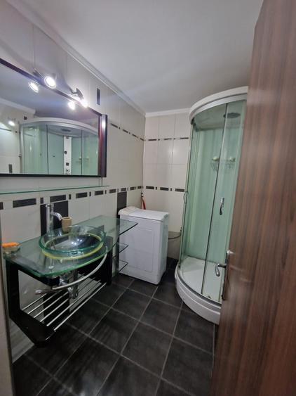 Apartament cu 3 camere decomandat în Drumul Sării