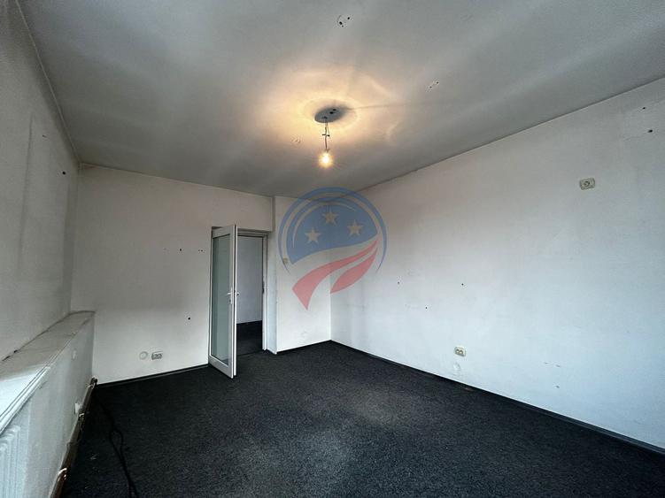 Casă individuală cu 8 camere cu Canalizare în Ultracentral