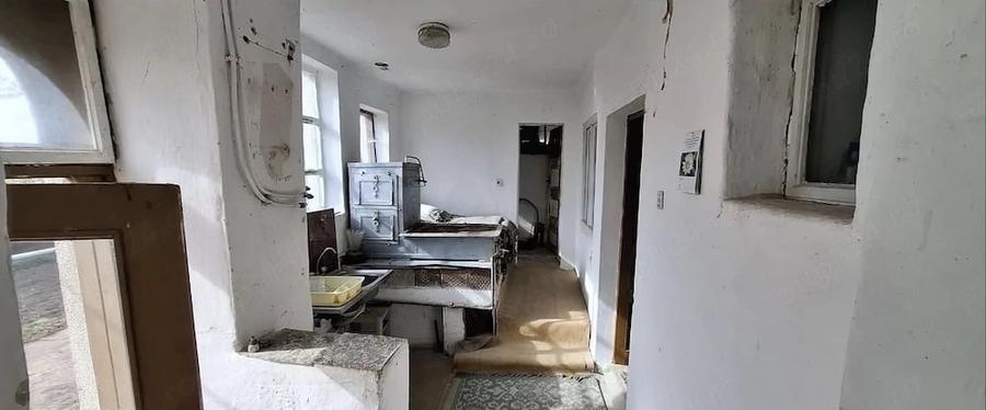 Casă cu 2 camere cu Teren 1600 Mp în Central