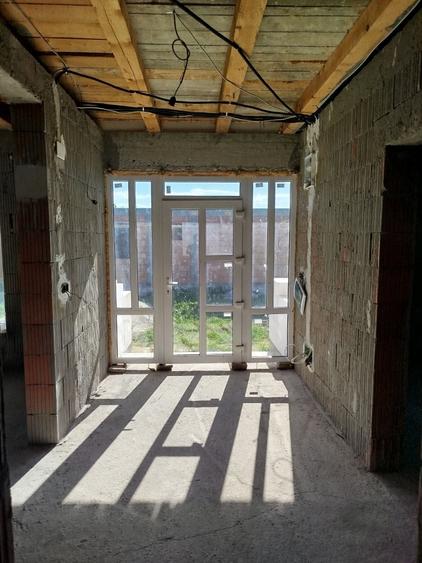 Casă cu 2 camere decomandat în Girișu de Criș