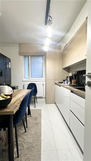 Apartament cu 4 camere semidecomandat, mobilat în Tomis Nord