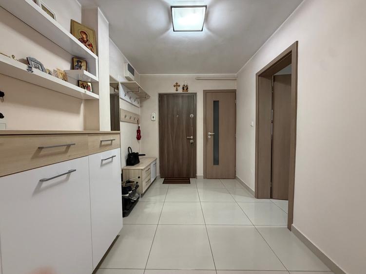 Apartament cu 4 camere decomandat în Nicolina