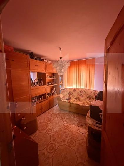 Apartament cu 3 camere decomandat, mobilat în Rovine
