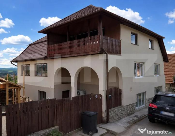 Casă cu 7 camere cu Teren 500 Mp în Central