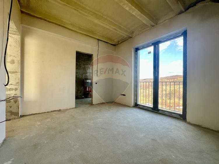 Casă individuală cu 7 camere cu Teren 350 Mp în Sălicea