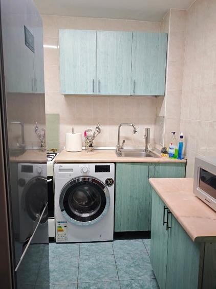 Apartament cu 3 camere decomandat, mobilat în P-ța Victoriei