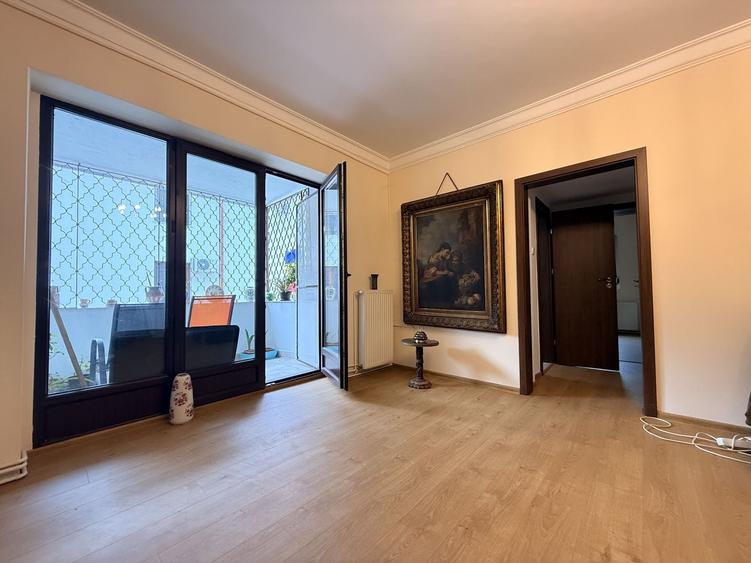 Apartament cu 4 camere semidecomandat în Primăverii