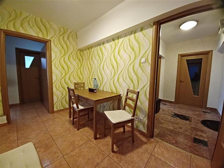 Apartament cu 3 camere decomandat, mobilat în Calea Victoriei