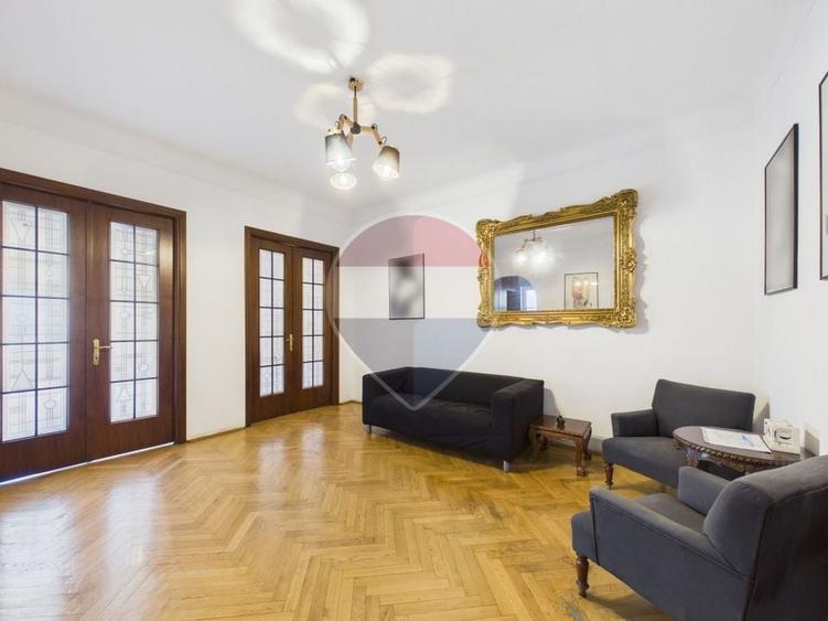 Apartament cu 5 camere semidecomandat, mobilat în Moșilor