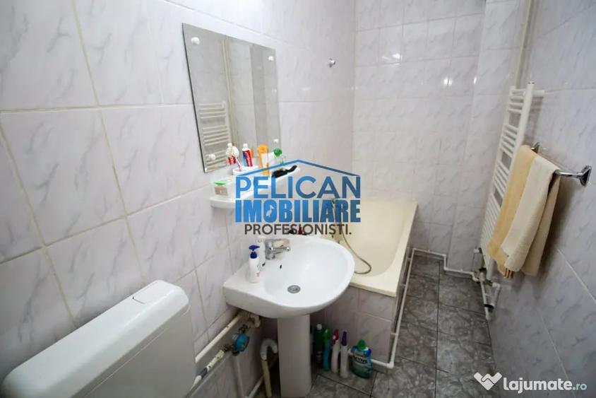 Apartament cu 3 camere decomandat în Pelican