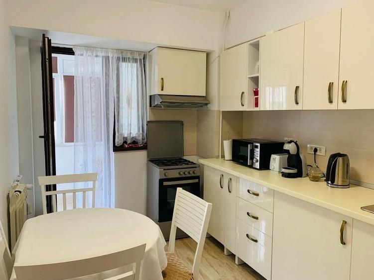 Apartament cu 3 camere decomandat în Titulescu