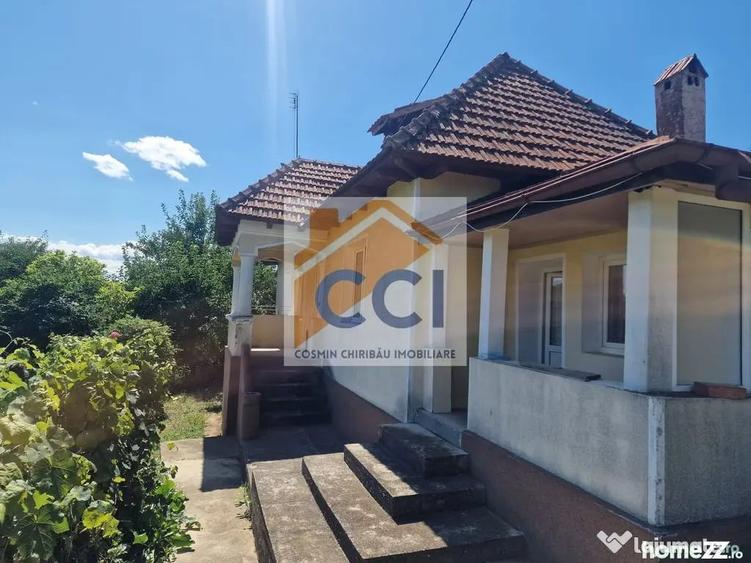 Casă cu 5 camere cu Teren 10426 Mp în Est