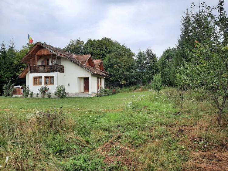 Casă individuală cu 5 camere cu Teren 4070 Mp în Soveja
