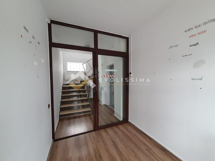 Casă individuală cu 8 camere cu Canalizare în Calea București