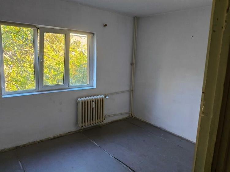 Apartament cu 2 camere semidecomandat în Rovine