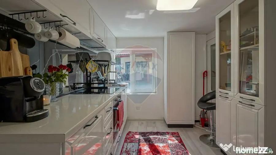 Casă cu 6 camere cu Teren 494 Mp în Vulcan