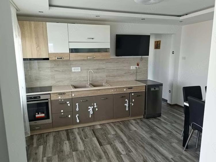 Apartament cu 4 camere semidecomandat în Central