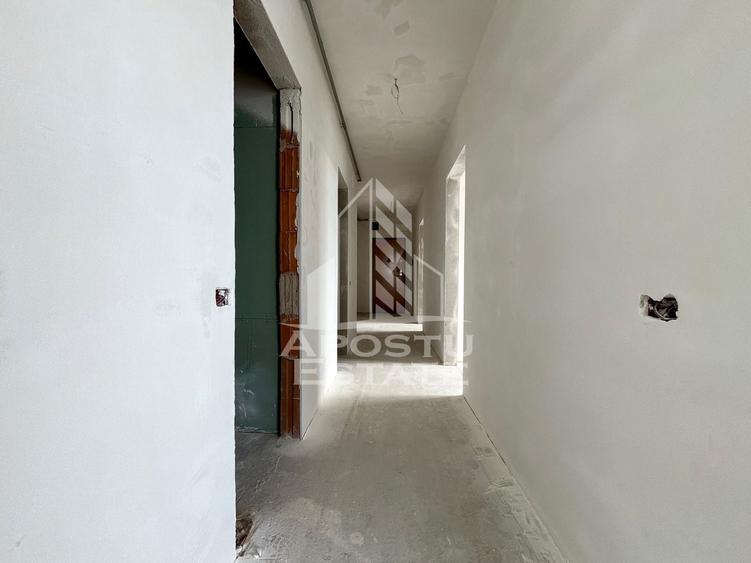 Apartament cu 3 camere semidecomandat în Torontalului