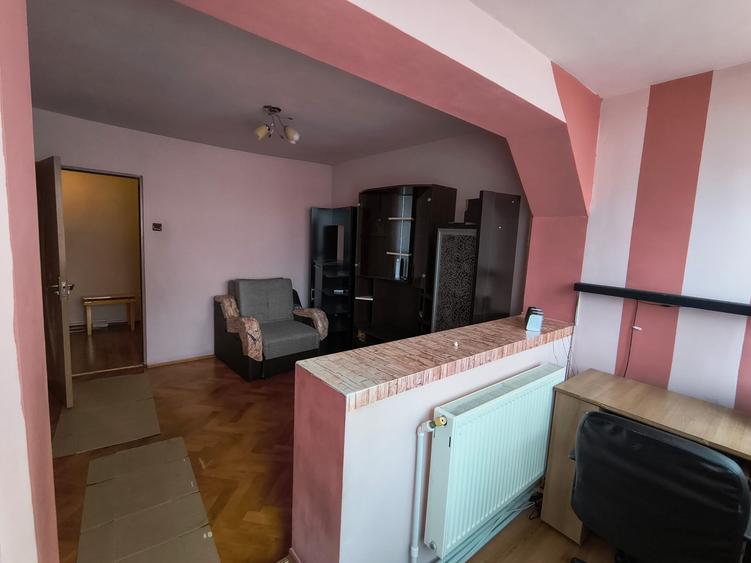 Apartament cu 2 camere semidecomandat, mobilat în Micro 5