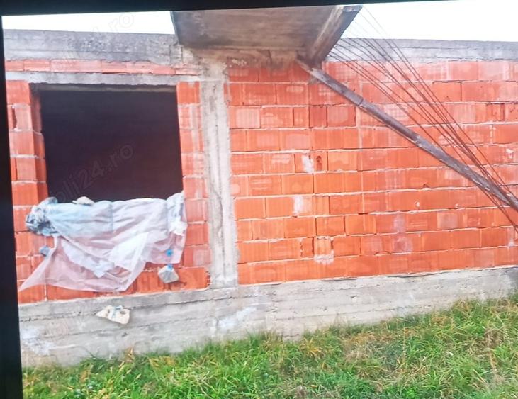 Casă cu 5 camere cu Teren 2027 Mp în Săveni