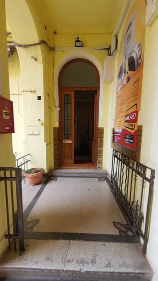 Apartament cu 3 camere semidecomandat în Ultracentral