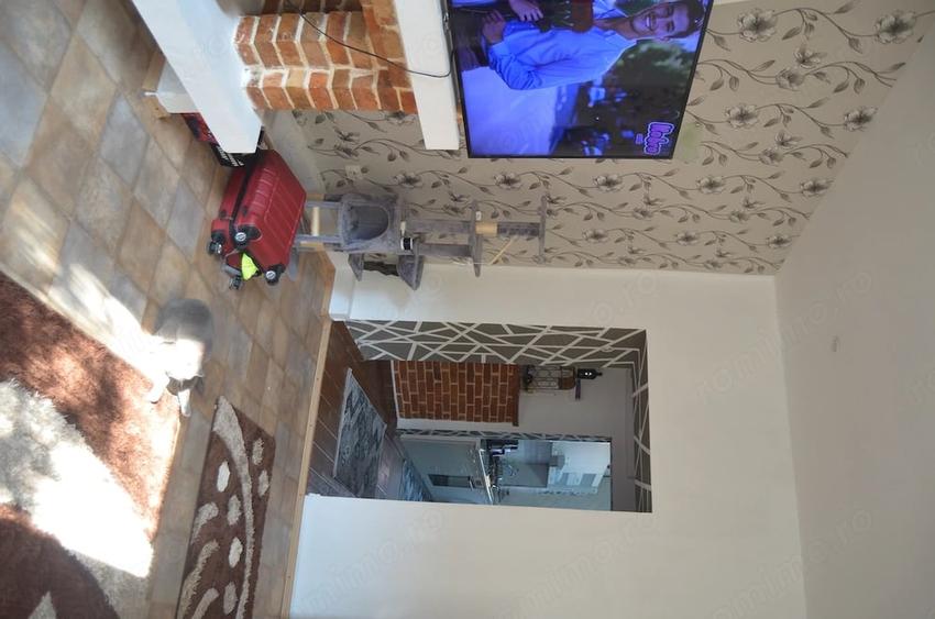 Apartament cu 3 camere semidecomandat în Central