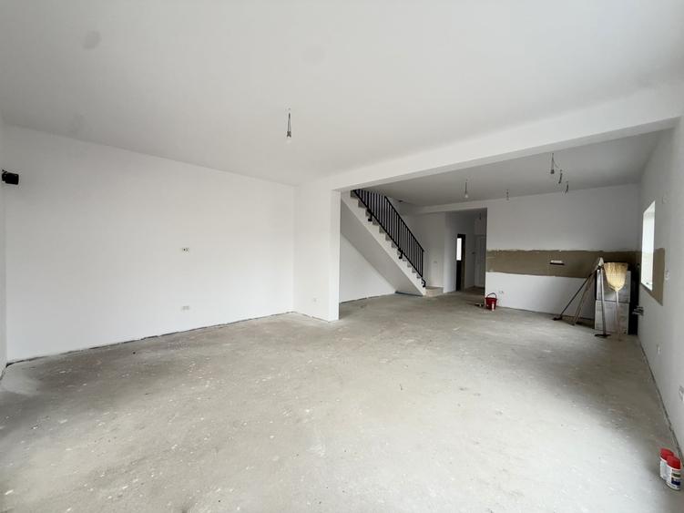 Duplex cu 5 camere cu Canalizare în Dumbrăvița