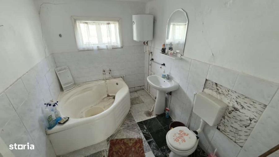 Casă cu 4 camere semidecomandat în Gologanu